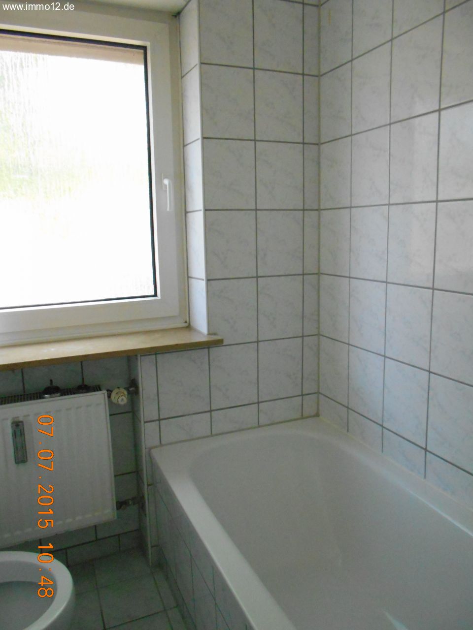 Bad mit Wanne und Fenster Bad mit Wanne und Fenster