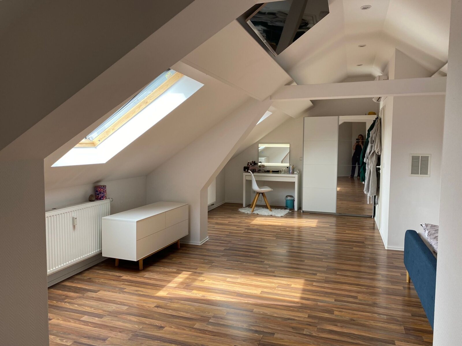 Schlafzimmer mit Ankleide und Klimaanlage
