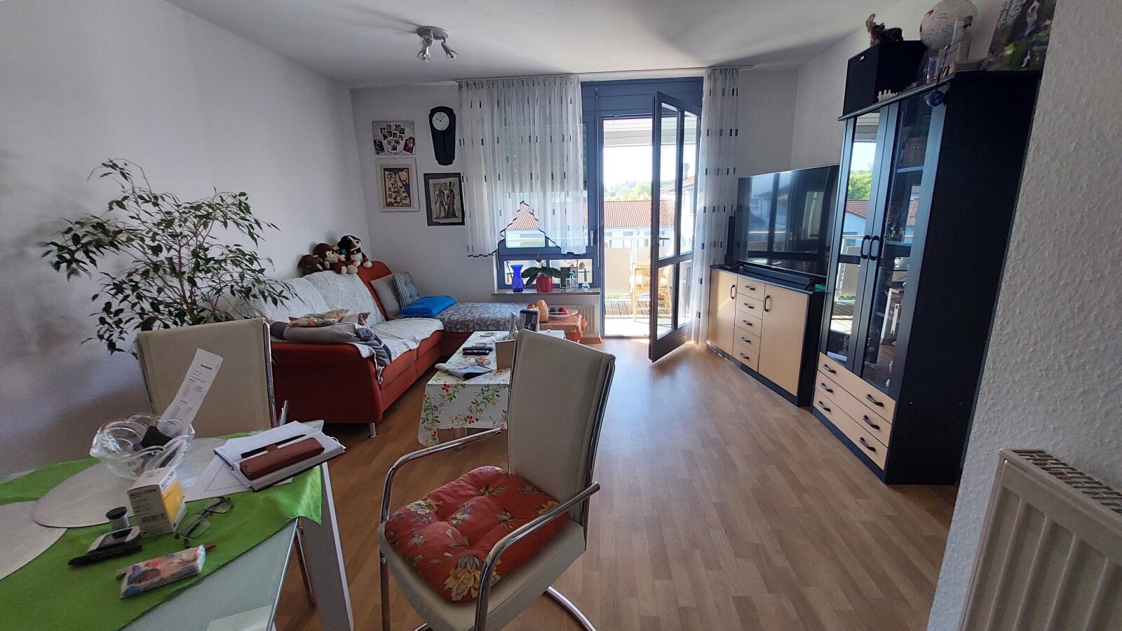 Wohnzimmer mit Zugang zum Balkon Wohnzimmer mit Zugang zum Balkon
